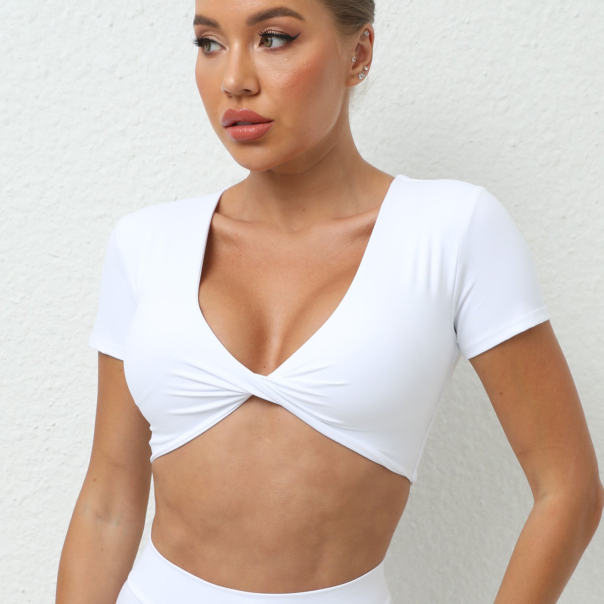 Twist-Front V-Neck Yoga Crop Tee｜Shock-Resistant Quick-Dry Tight Active Top for Fitness & Running