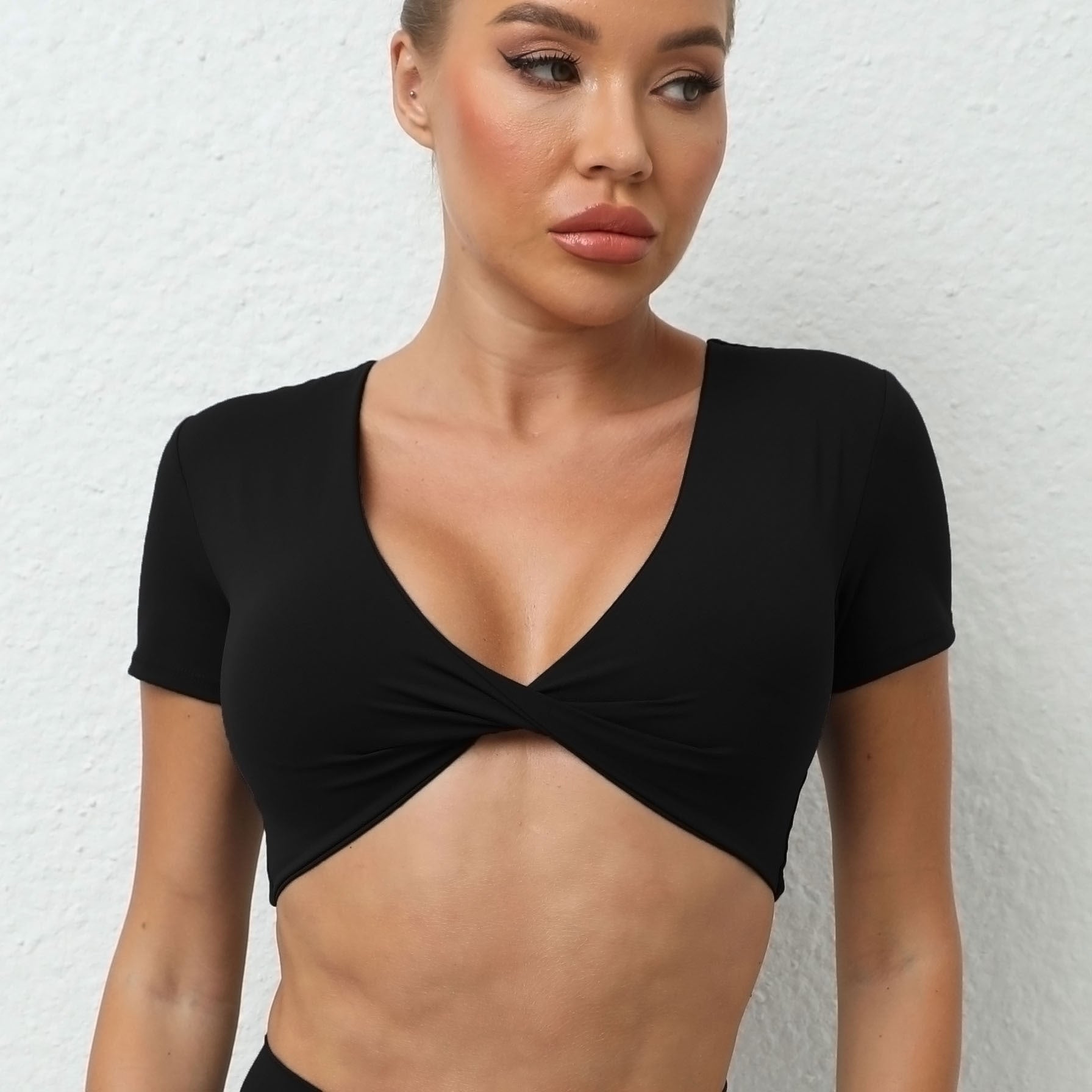 Twist-Front V-Neck Yoga Crop Tee｜Shock-Resistant Quick-Dry Tight Active Top for Fitness & Running